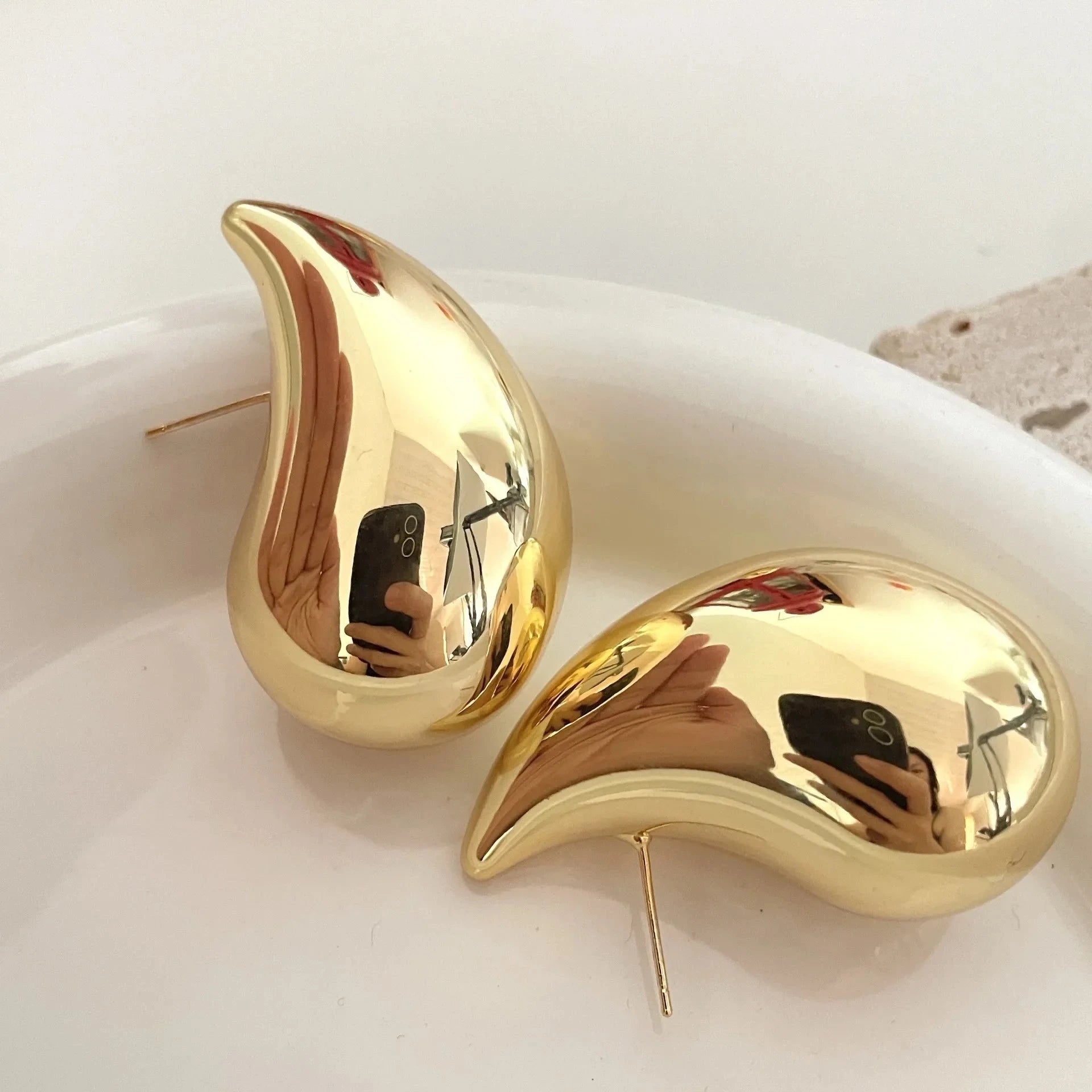 Große Ohrstecker in Tropfenform Gold