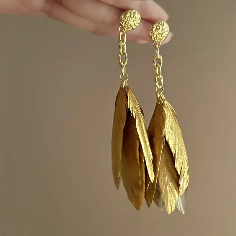 Große goldene Feder-Ohrringe