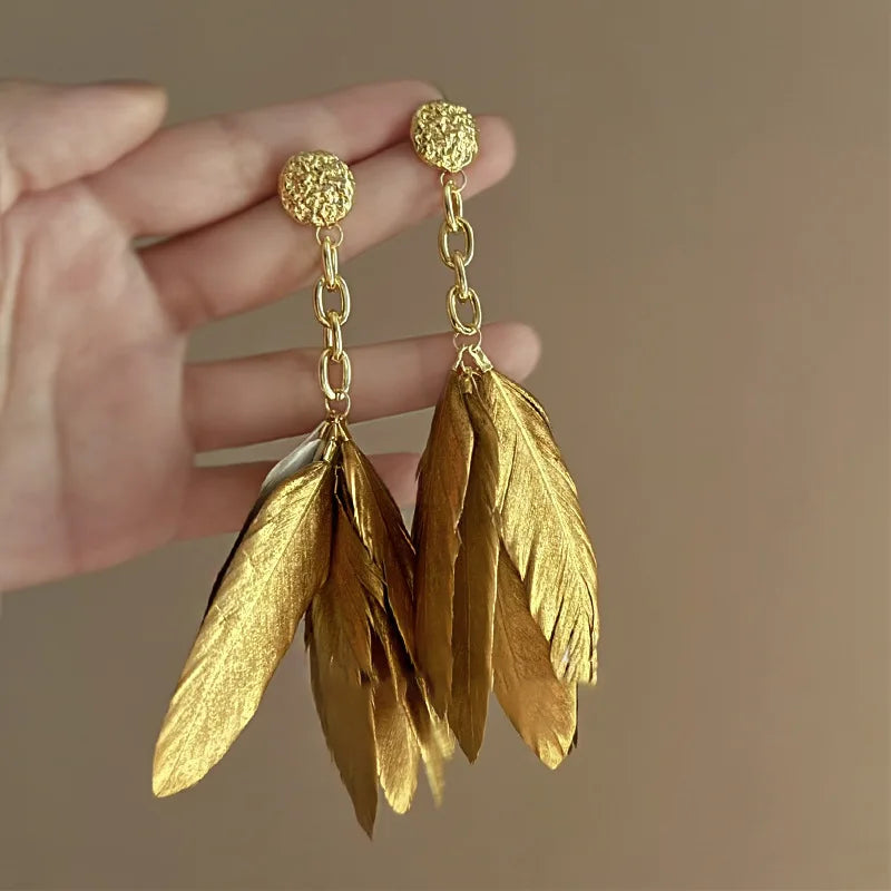 Große goldene Feder-Ohrringe