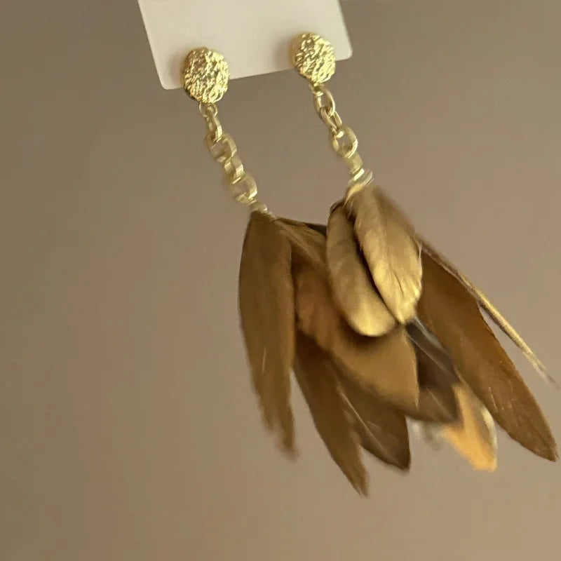 Große goldene Feder-Ohrringe