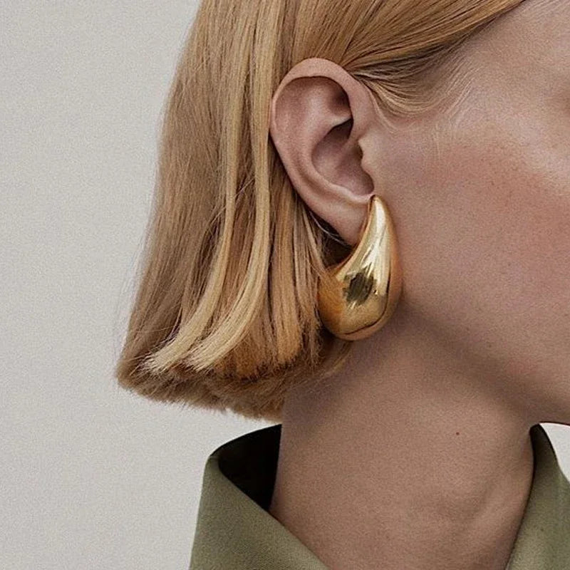 Imposante Ohrstecker in Tropfenform aus Gold