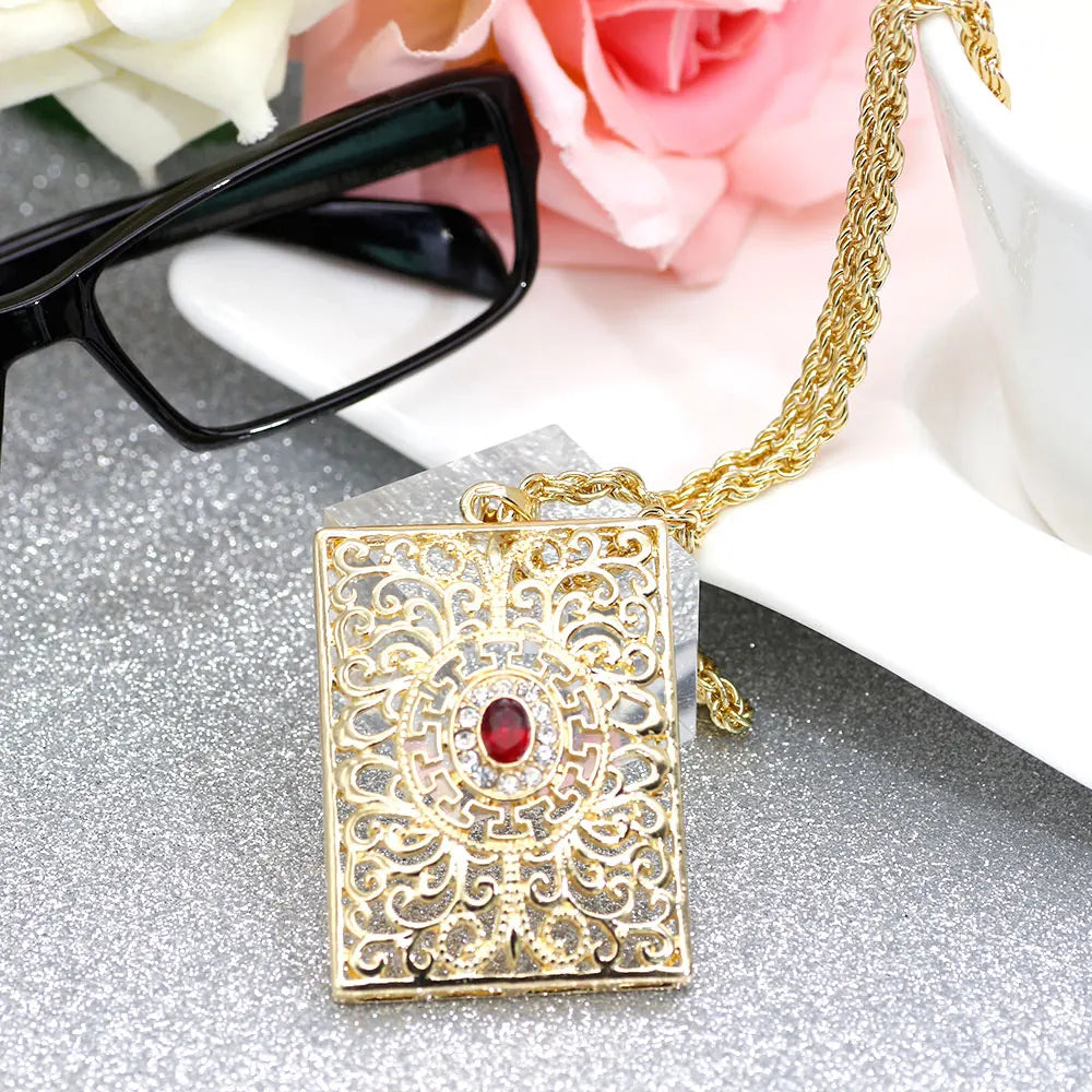 Lange Halskette mit traditionellem arabischem rotem Anhänger