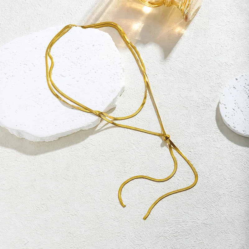 Lange Halskette für Damen mit Dekolleté 