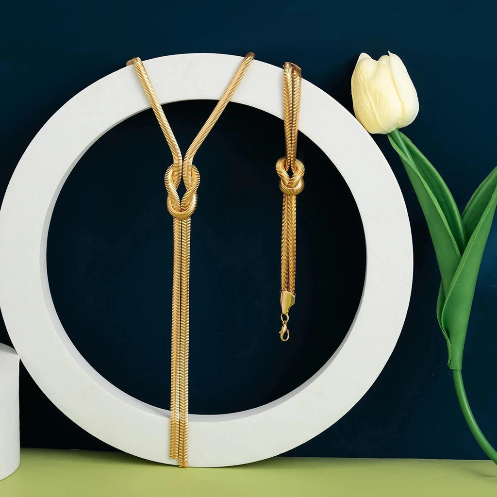 Langer Dekolleté-Halskette & Knotenarmband 