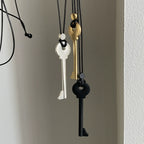 Lange Kette aus Kordel mit schwarzem Schlüsselanhänger