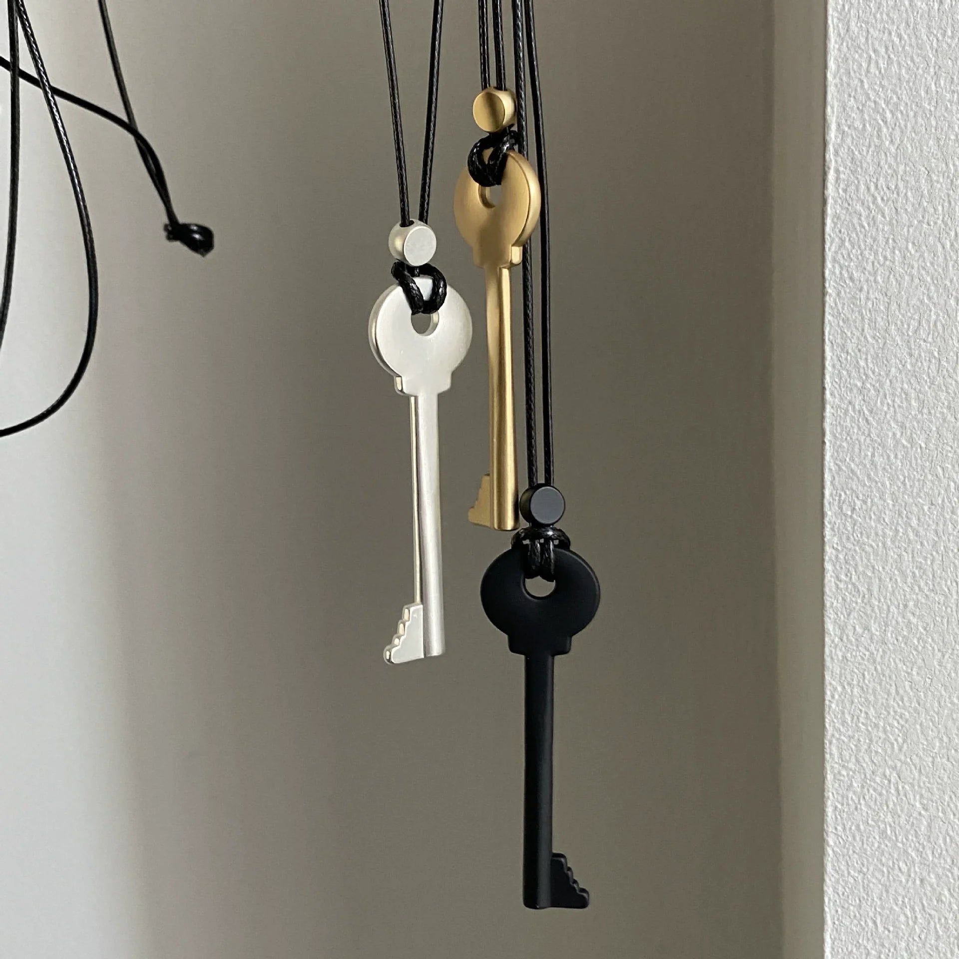 Lange Kette aus Kordel mit schwarzem Schlüsselanhänger