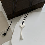 Lange Kette aus Kordel mit matt silbernem Schlüsselanhänger