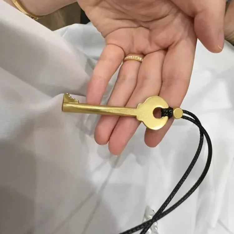 Lange Kette aus Kordel mit Schlüsselanhänger aus Gold