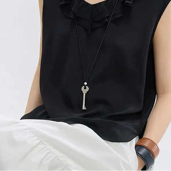 Lange Kette aus Kordel mit matt silbernem Schlüsselanhänger