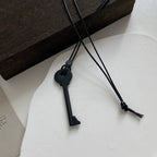 Lange Kette aus Kordel mit schwarzem Schlüsselanhänger