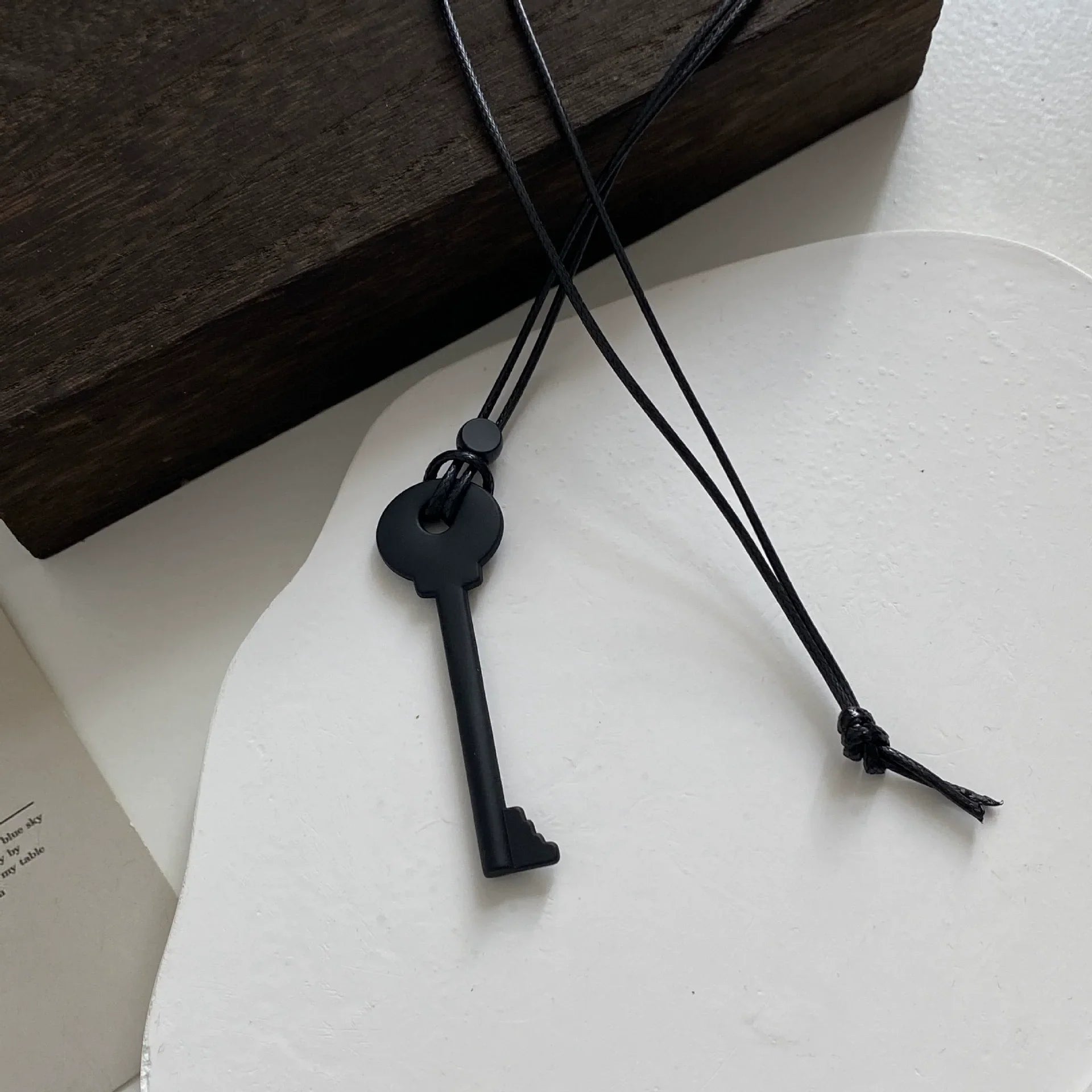 Lange Kette aus Kordel mit schwarzem Schlüsselanhänger