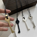 Lange Kette aus Kordel mit Schlüsselanhänger aus Gold