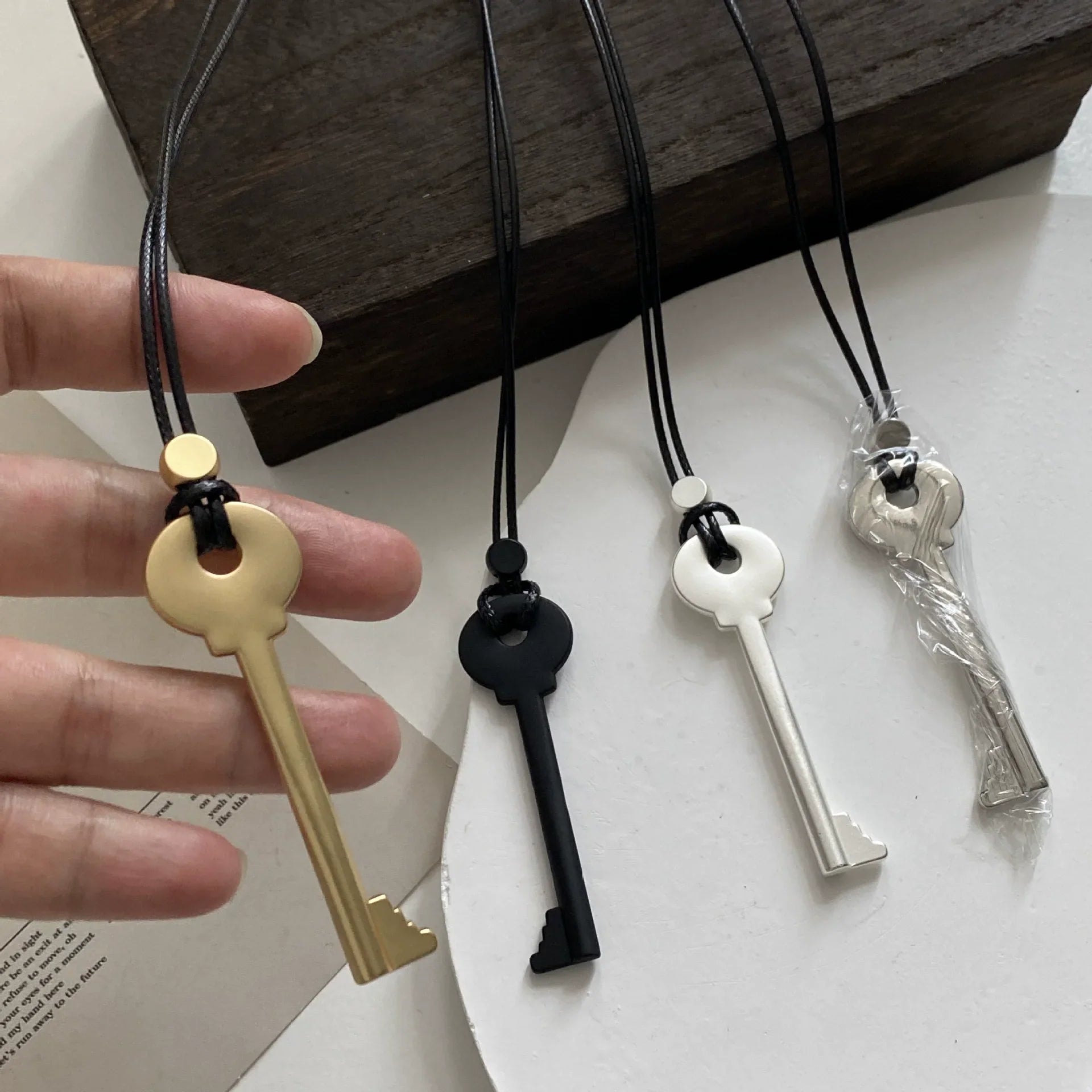 Lange Kette aus Kordel mit Schlüsselanhänger aus Gold