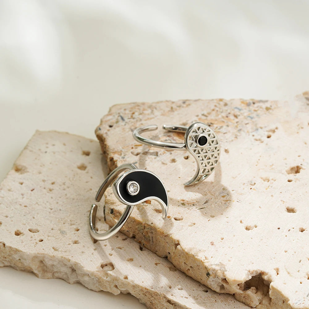Set mit 2 Yin Yang Ringen mit Zirkonia