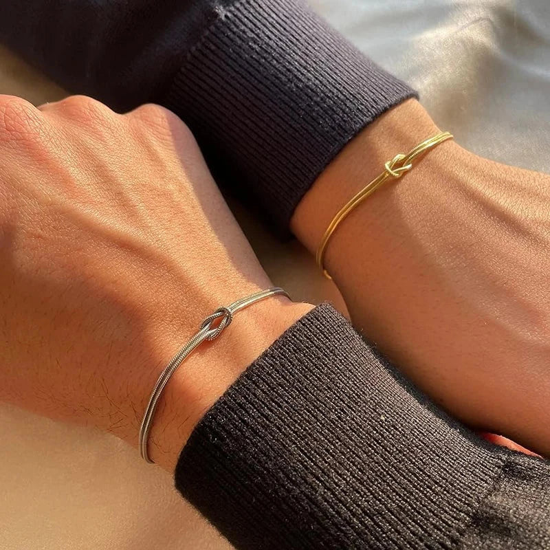 Set mit 2 romantischen Knotenarmbändern für Paare, Freunde oder Duos