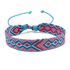 Set aus 8 brasilianischen Armbändern mit geometrischen Mustern
