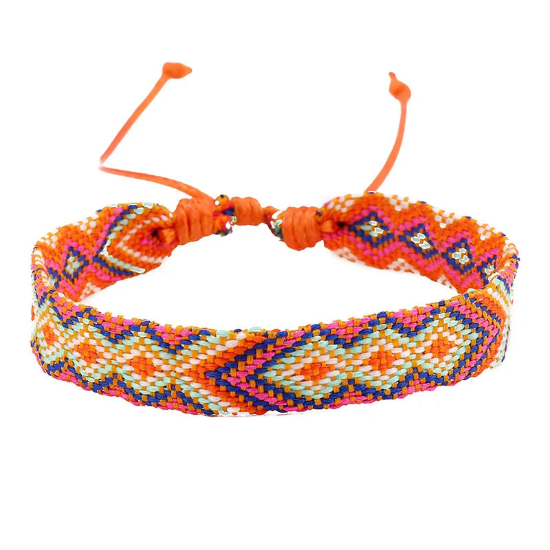 Set aus 8 brasilianischen Armbändern mit geometrischen Mustern