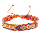 Set aus 8 brasilianischen Armbändern mit geometrischen Mustern