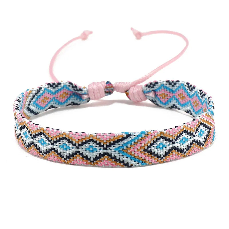 Set aus 8 brasilianischen Armbändern mit geometrischen Mustern