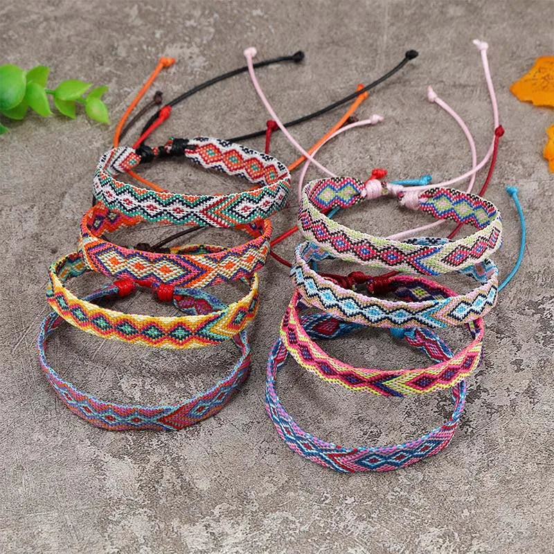 Set aus 8 brasilianischen Armbändern mit geometrischen Mustern