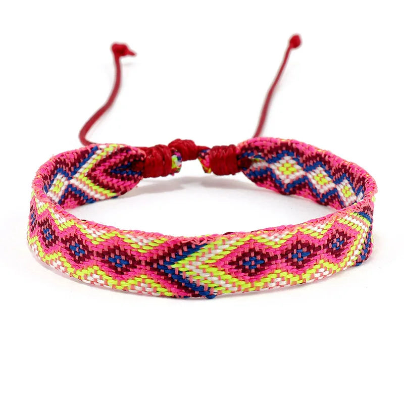 Set aus 8 brasilianischen Armbändern mit geometrischen Mustern