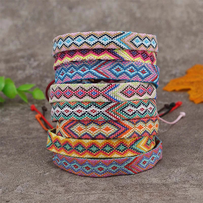 Set aus 8 brasilianischen Armbändern mit geometrischen Mustern