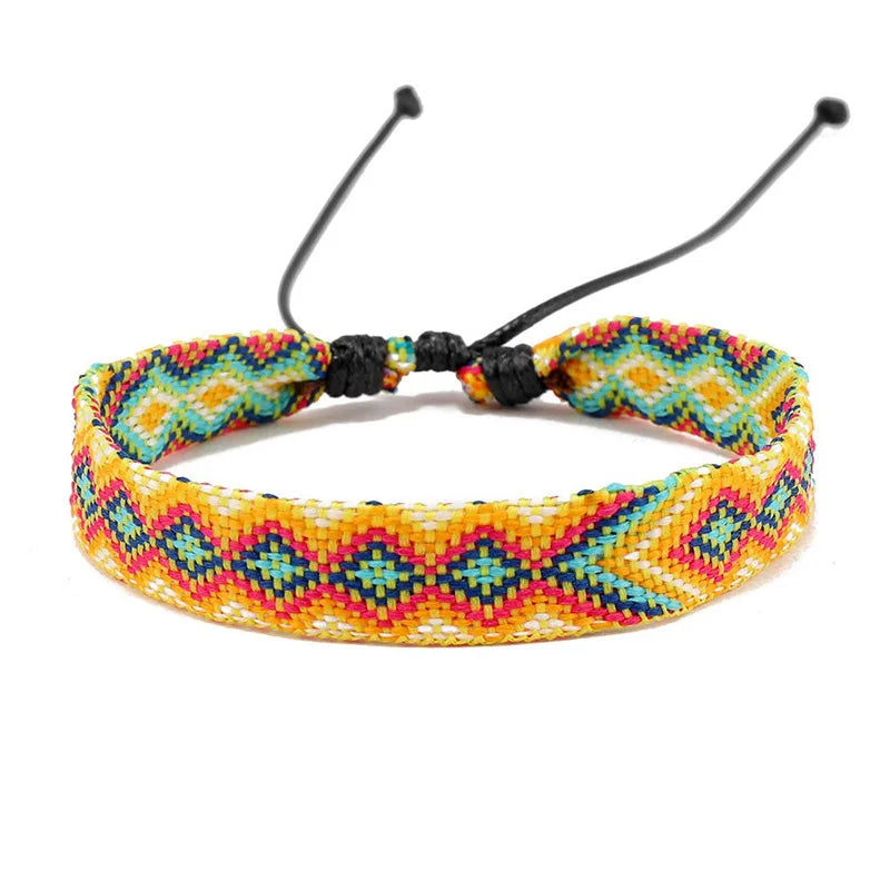 Set aus 8 brasilianischen Armbändern mit geometrischen Mustern
