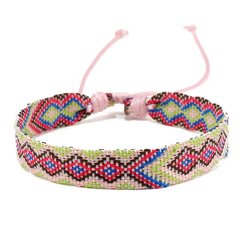 Set aus 8 brasilianischen Armbändern mit geometrischen Mustern