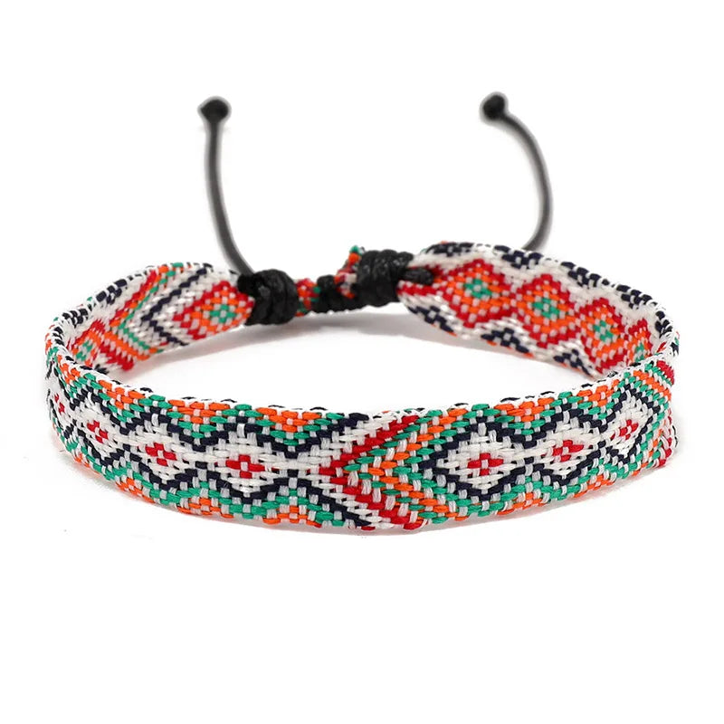 Set aus 8 brasilianischen Armbändern mit geometrischen Mustern