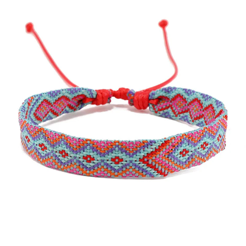 Set aus 8 brasilianischen Armbändern mit geometrischen Mustern