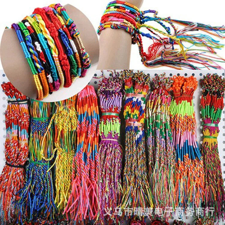 Set aus 9 mehrfarbigen brasilianischen Glücksarmbändern