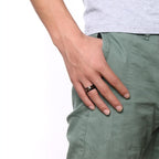 Ring mit ägyptischem Kreuzmuster in Schwarz und Gold