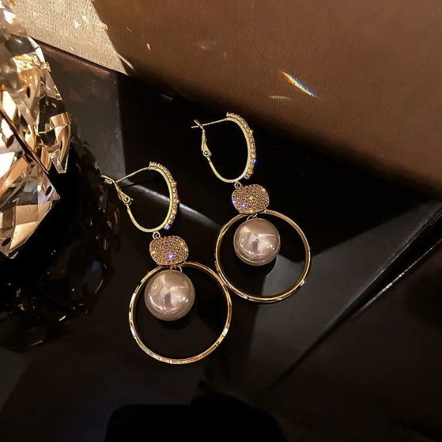 Ohrring mit hängender Perle