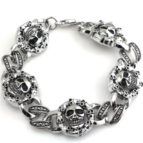 Armband aus Stahl mit Totenkopf