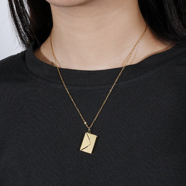 Halskette mit Umschlag-Anhänger aus Gold