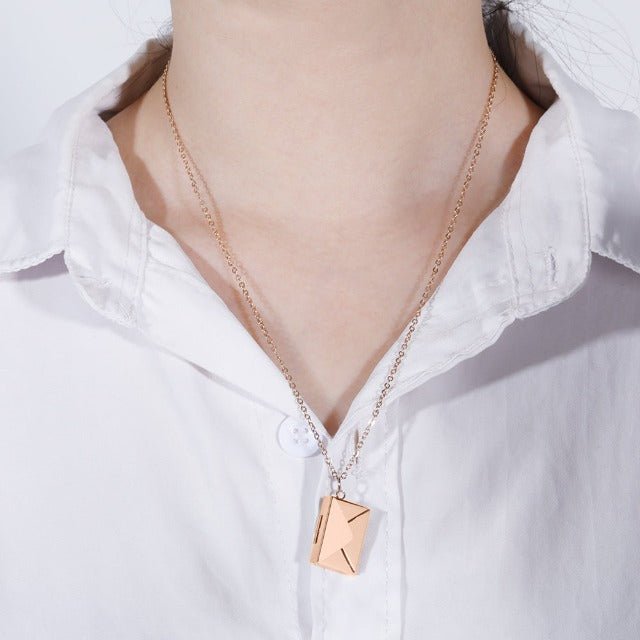 Halskette mit Umschlag-Anhänger aus Roségold