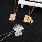 Halskette mit Umschlag-Anhänger