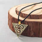 Triskel-HalsketteKeltische Triskel-Halskette (versilbert oder vergoldet) antikes Bronze